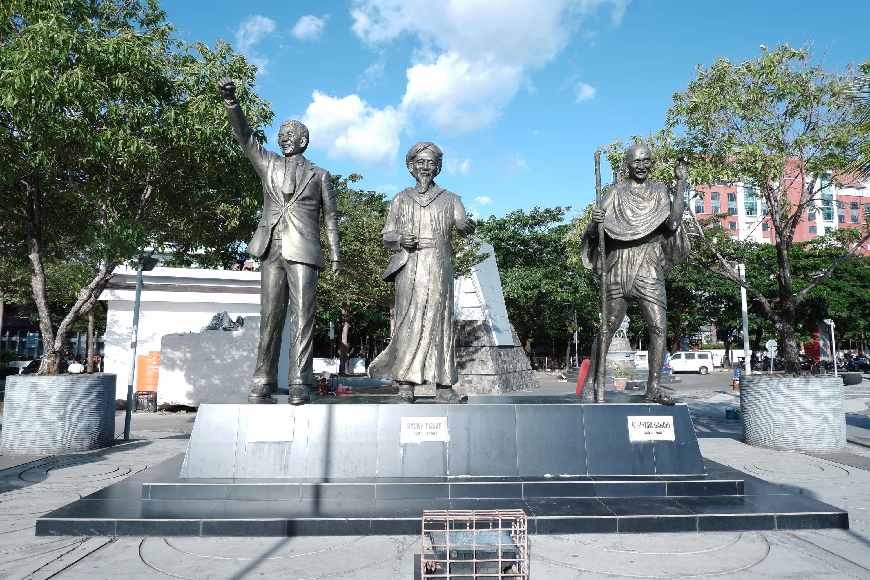Patung Nelson Mandela, Syekh Yusuf, dan Mahatma Gandhi